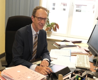 Matthias Crone am Schreibtisch